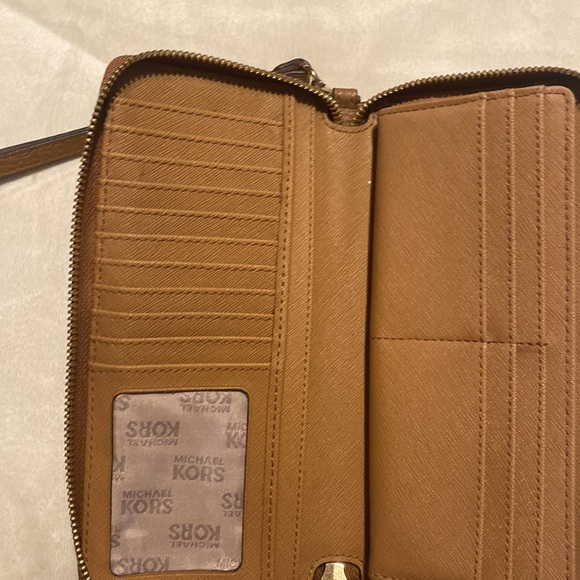 EUC Michael Kors bag and matching large wallet/wristlet - Picture 13 of 17